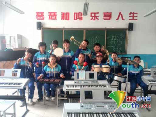 福州大学研支团在三营中学组建首届学生乐器团。图为乐器团部分成员合影。傅燕超 供图