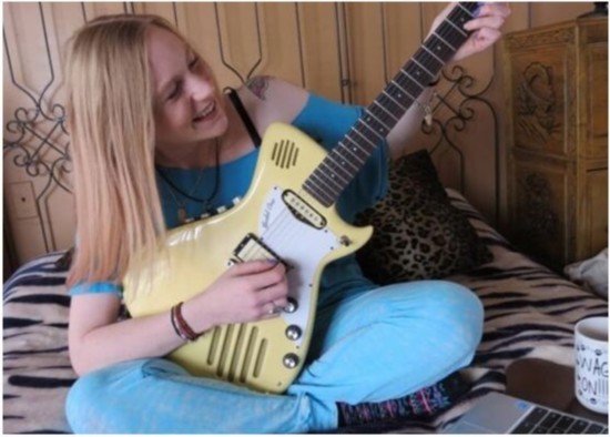 新型电吉他内藏扬声器 让你随时随地即兴表演