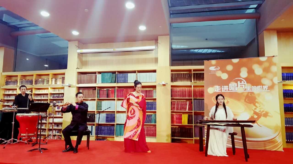 赵晓霞展古琴即兴功力