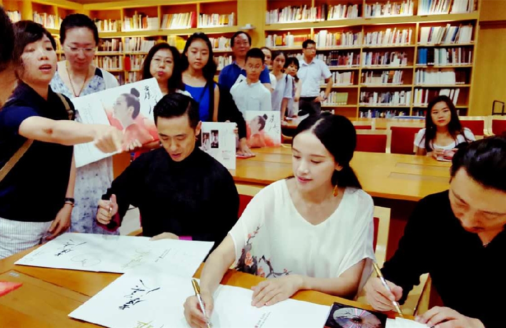 赵晓霞展古琴即兴功力