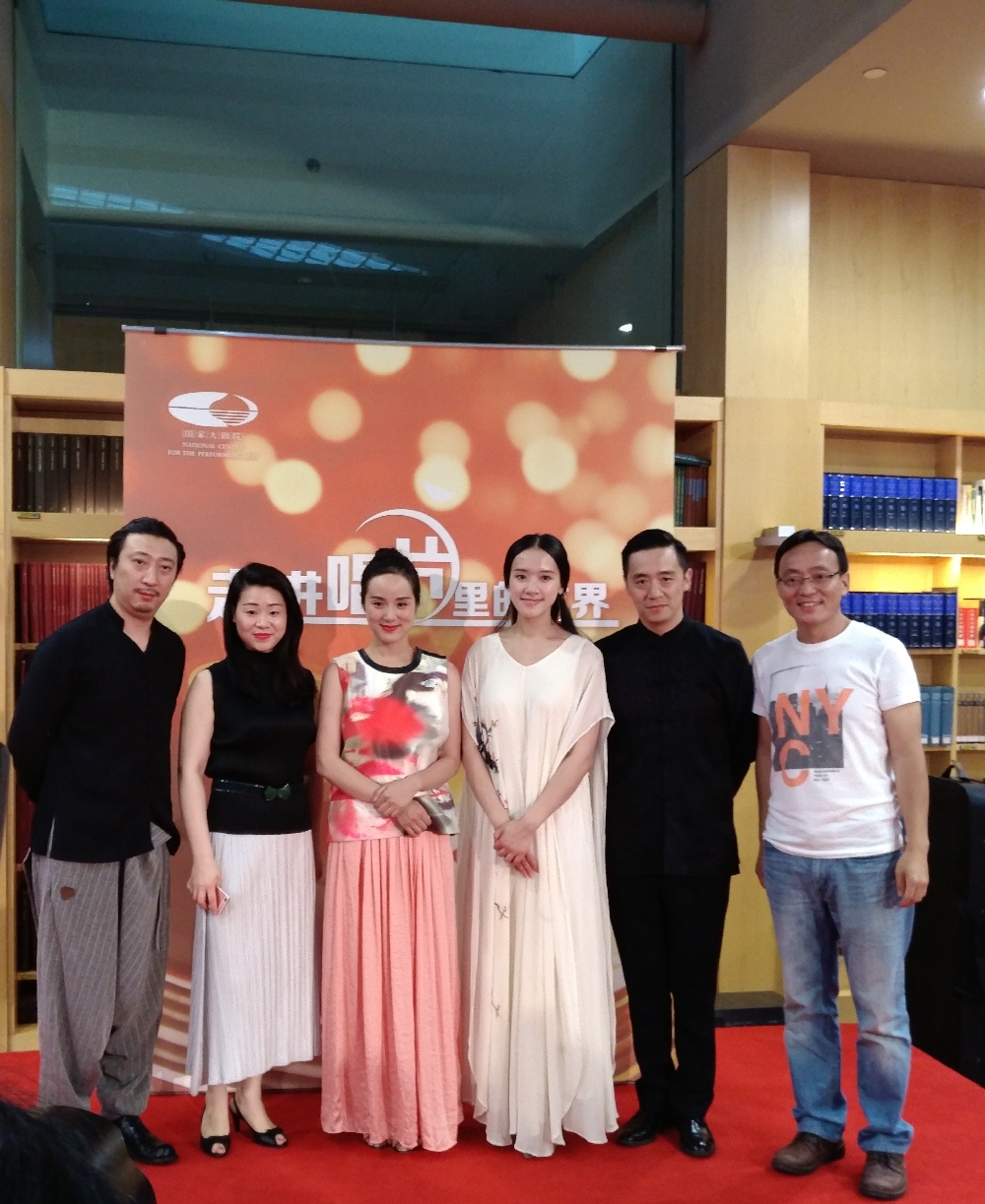 赵晓霞展古琴即兴功力