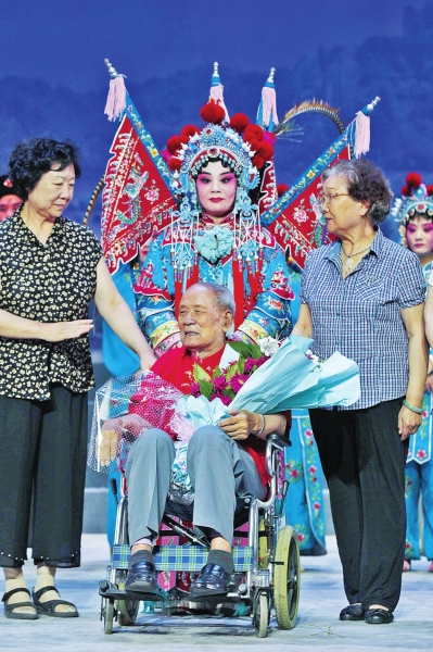 板胡大师为河南豫剧院青年团加油