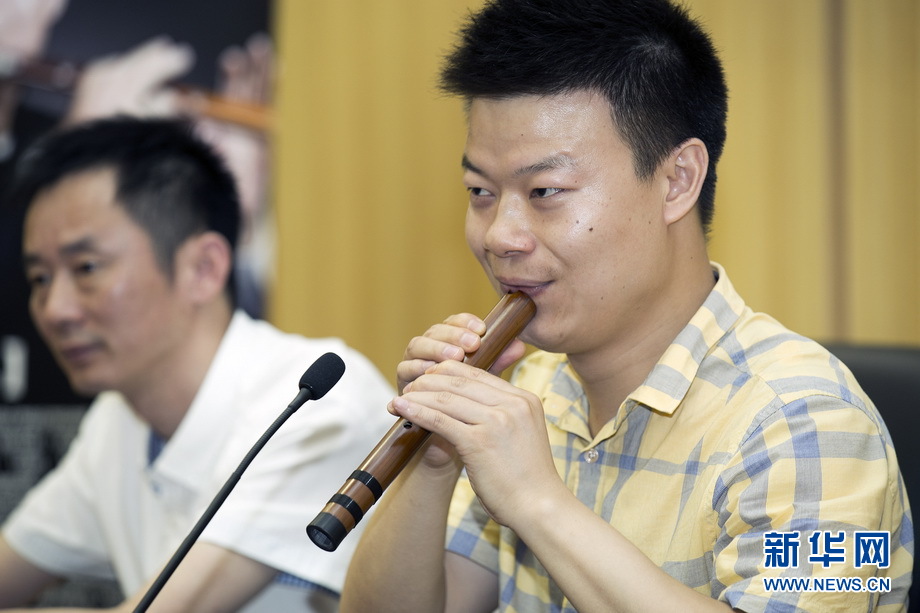 笛箫演奏家联手制作家发明民族新乐器“管笛”
