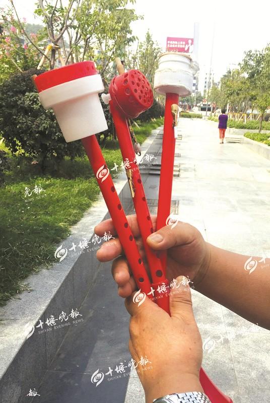 退休教师用废塑料自制乐器 可以演奏上百首乐曲