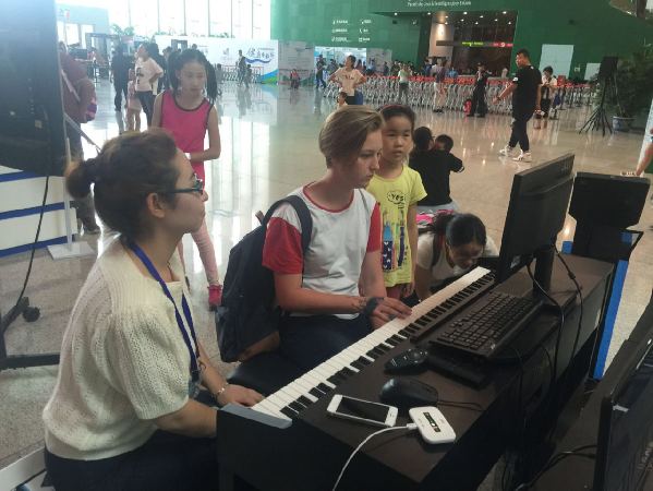 直击全国科普日 智能钢琴开启全民学琴时代