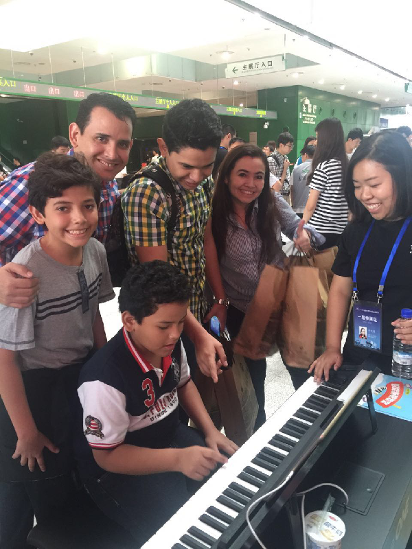直击全国科普日 智能钢琴开启全民学琴时代