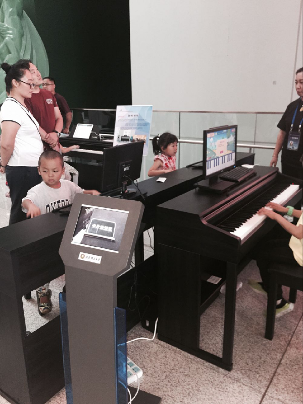 直击全国科普日 智能钢琴开启全民学琴时代