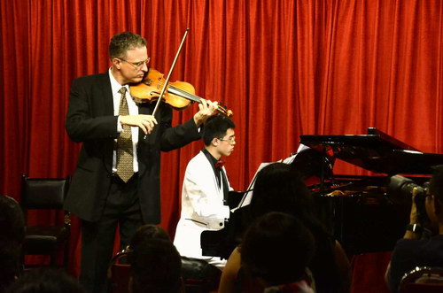吴昊旻和马来西亚管弦乐团小提琴首席、加拿大籍小提琴家Brian Lanson合奏演出