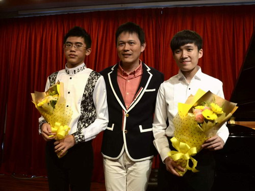 廖明飞老师（中）和爱徒吴昊旻（左）、张浩民（右）合影