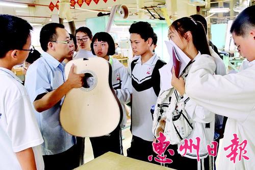 惠阳中学生探访吉他企业　推广吉他文化