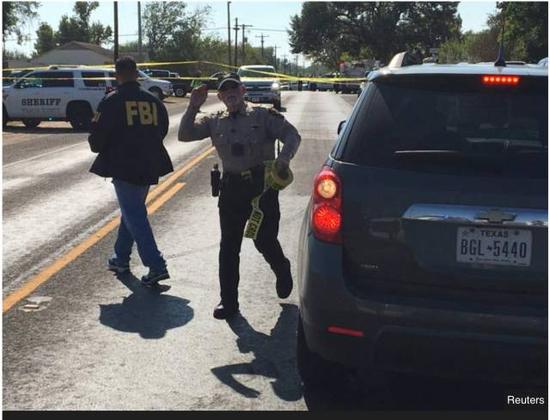 美国联邦调查局人员到达现场