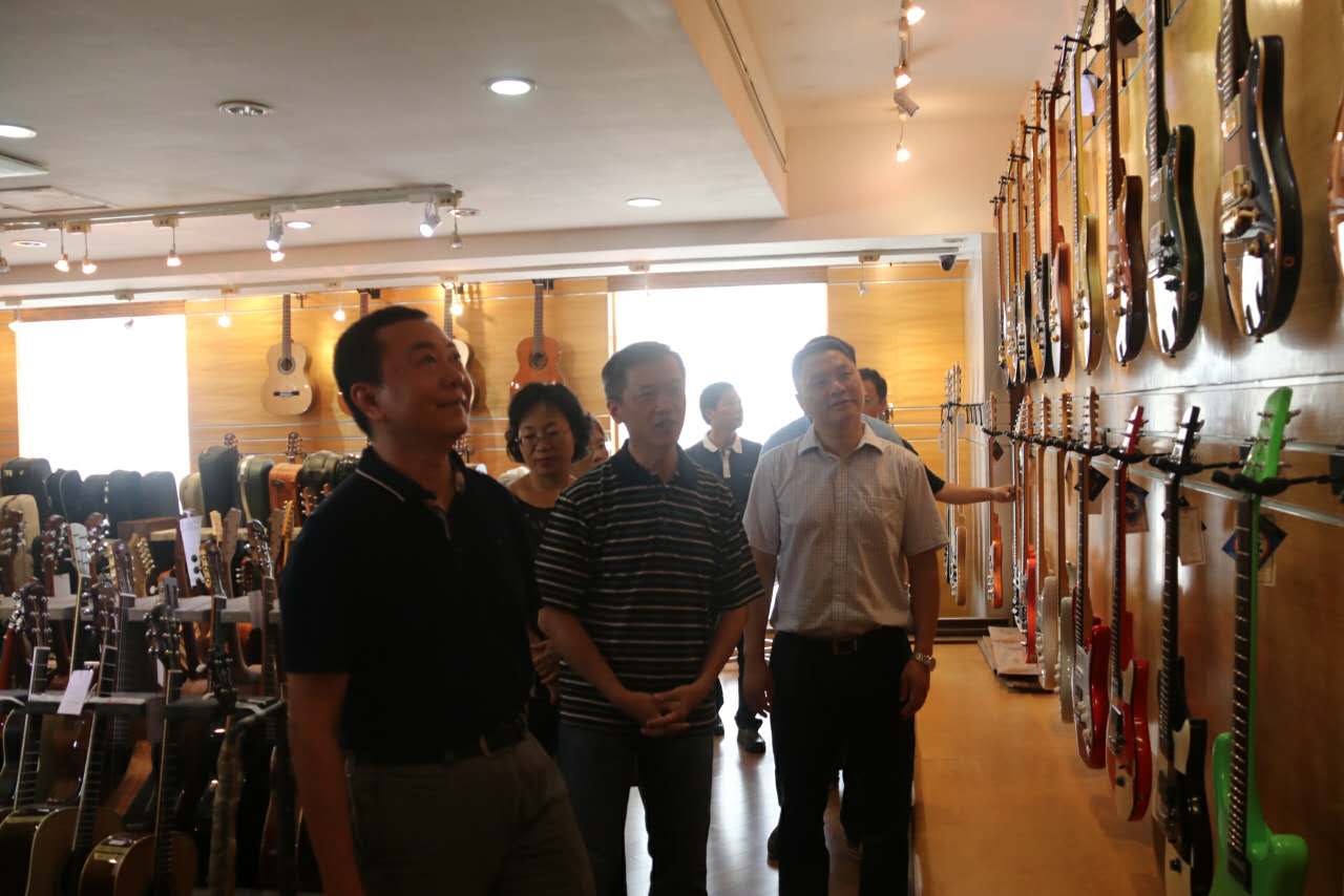 广东省领导莅临法丽达吉他工厂调研指导