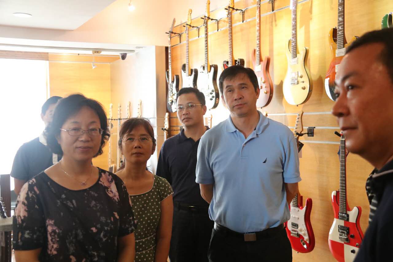 广东省领导莅临法丽达吉他工厂调研指导