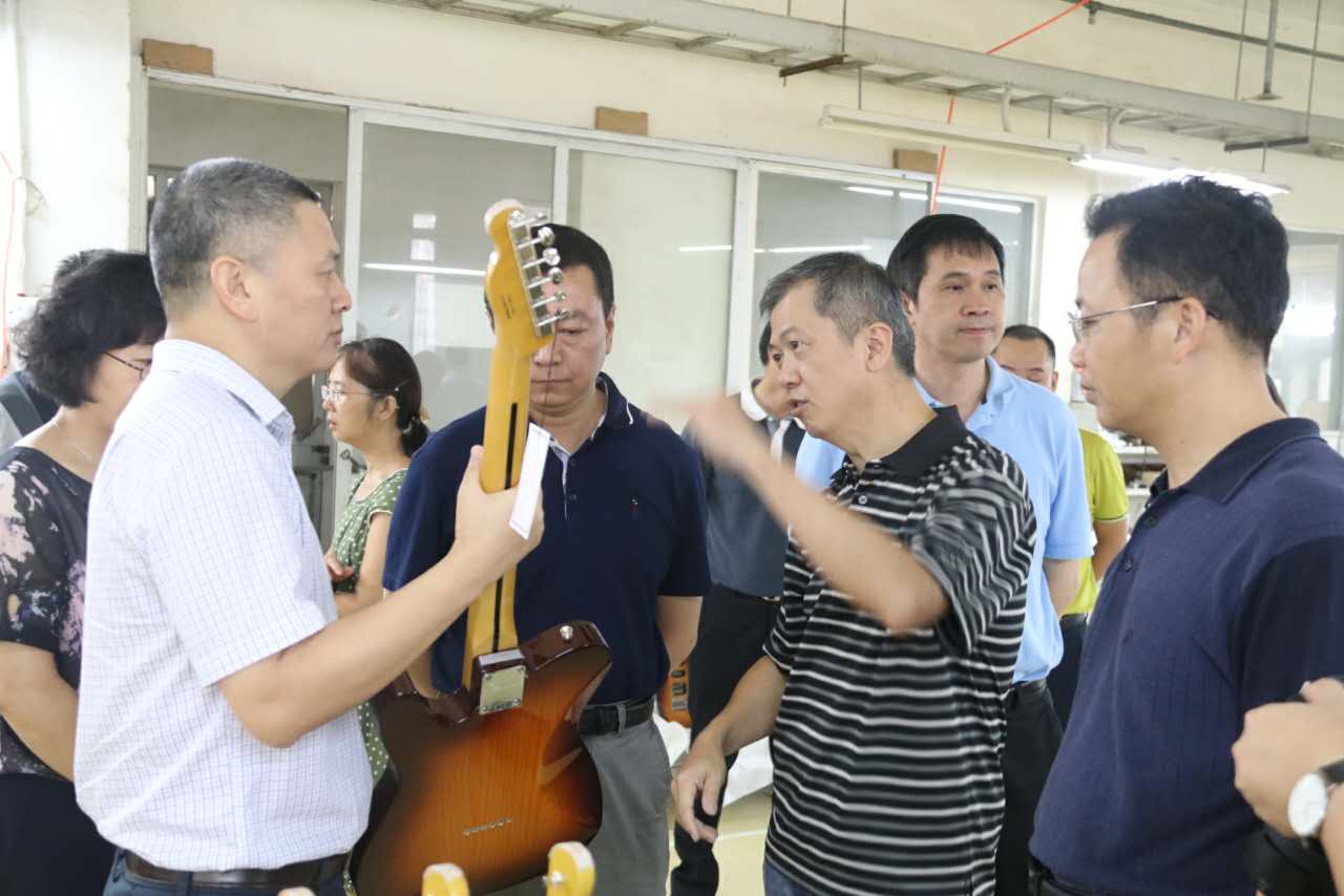 广东省领导莅临法丽达吉他工厂调研指导
