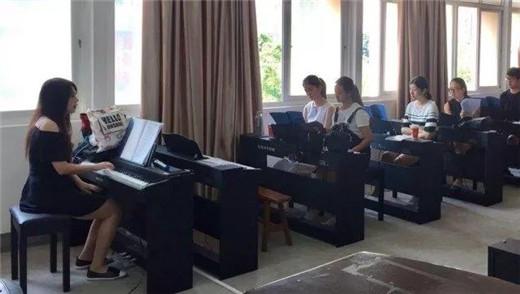 “爱上键盘钢琴集体课”教学法走进大学课堂，开启校企合作新篇
