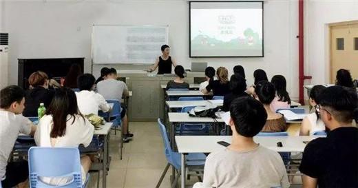 “爱上键盘钢琴集体课”教学法走进大学课堂，开启校企合作新篇