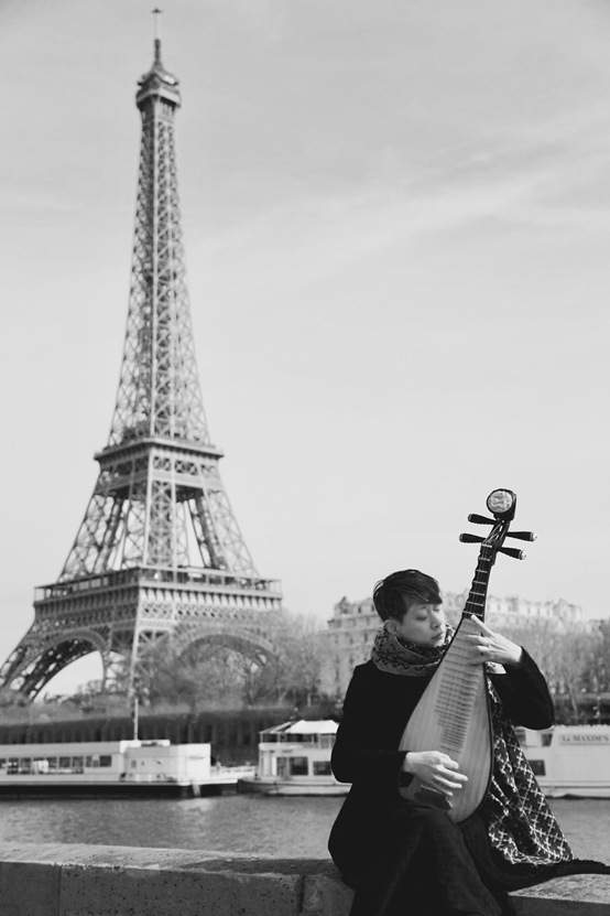 回看俞冰在国乐上的探寻，无论是戏剧化的音乐会，与西方吉他毫无违和感的合奏弗拉明戈，还是与书法家即兴跨界创作，在巴黎街头进行“乞讨”演奏之旅等，都展现了俞冰在探寻中国传统音乐边界上的执着，以及对艺术极致追求的精神。