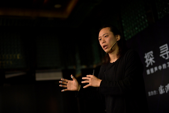 对于接下来在国乐上的探寻，俞冰说他正准备“未来之光”的演出。这是结合灯光科技来呈现的一场音乐会。为此，在前期俞冰会花半年的时间，佩戴一种手环记录他练琴时的情感。随后，喜怒哀乐都会被电脑程序记录下来，到音乐会现场，灯光就会由手环来控制。“希望通过这样的科技创新，让观众更直接的体会到演奏者的情感。”俞冰还建议不要将学习琵琶的孩子固化在教学里，要打开他们的想象空间，让孩子真正的去探寻无限。