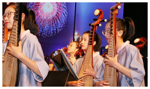 长大后我就成了你！她接过指挥棒，培育一批又一批民乐新苗