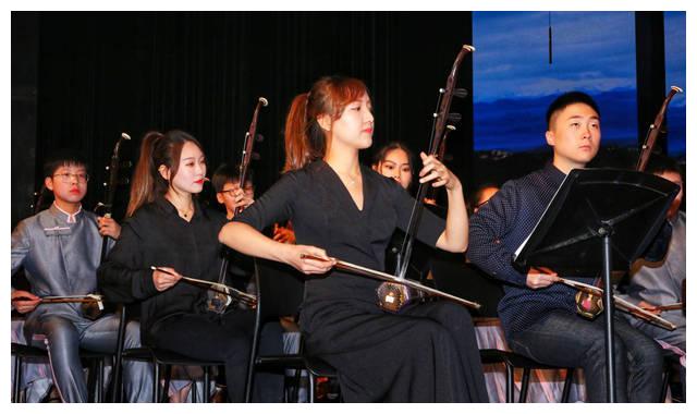 长大后我就成了你！她接过指挥棒，培育一批又一批民乐新苗