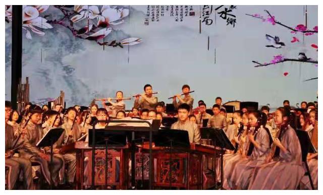 长大后我就成了你！她接过指挥棒，培育一批又一批民乐新苗