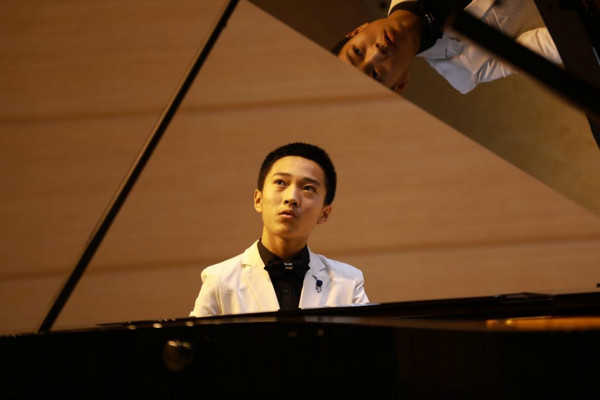 王涵钢琴音乐会大获成功，5天的眼泪和他的“疯子恩师”