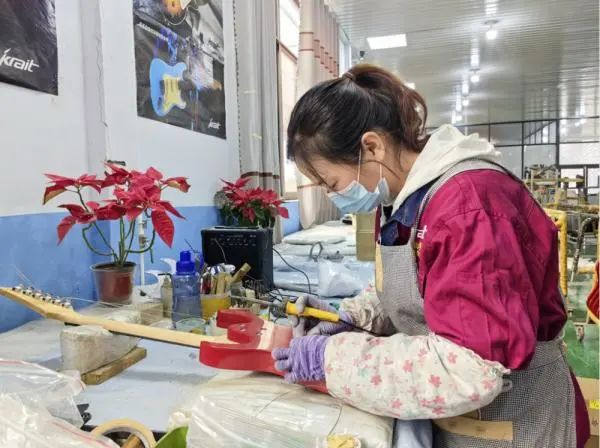 吉他小镇：一曲音符飘向世界