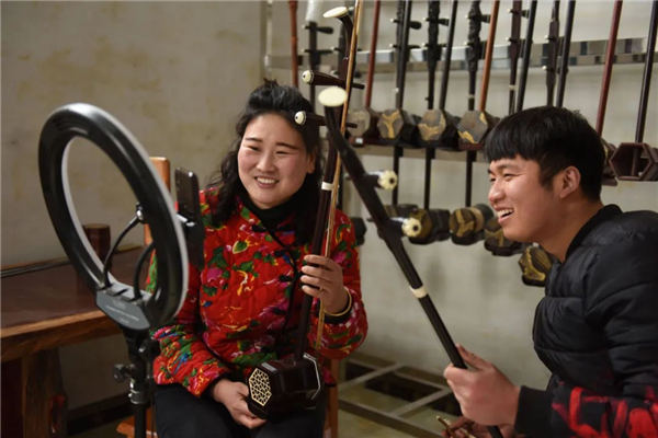 山东临沂庙山镇：二胡奏响致富曲