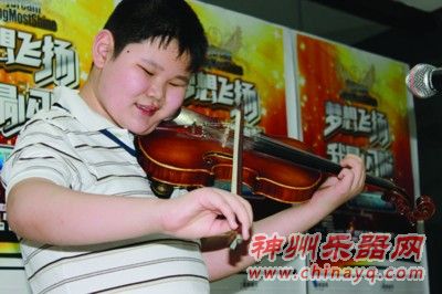 盲童小提琴声潸然泪下 - 神州乐器网新闻