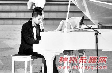 特奥闭幕式“三岁”钢琴家奏响爱的音符