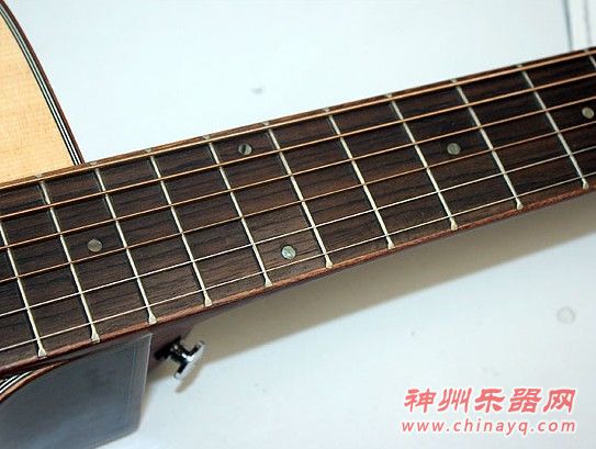 木质包边有利于延长指板寿命，是整体外观更上档次！