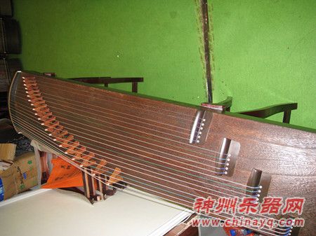 开封韵音焦桐古筝亮相上海乐器展