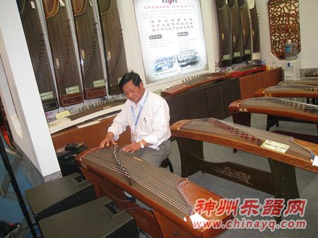 龙凤乐器古筝美妙的音色在上海展