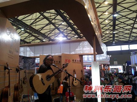 独臂琴师上海展赢得尊重