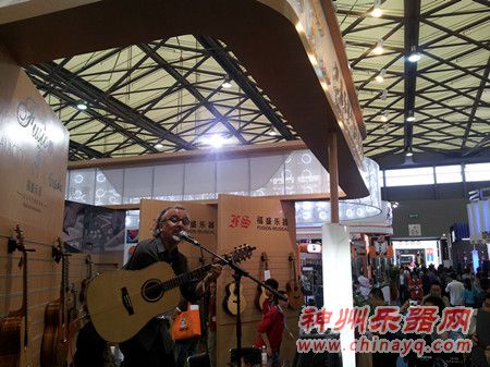 独臂琴师上海展赢得尊重