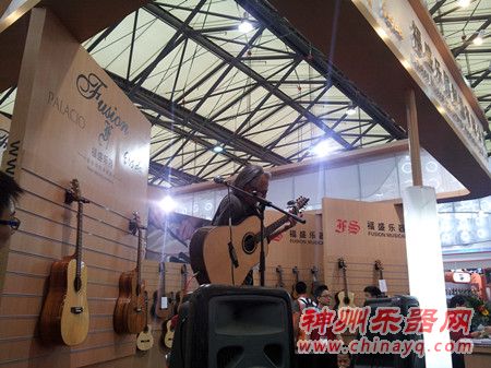 独臂琴师上海展赢得尊重