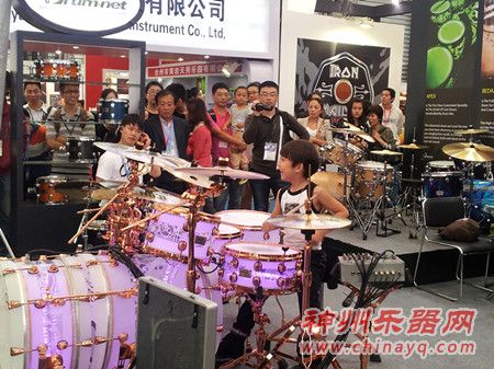 上海展少年鼓手技惊四座