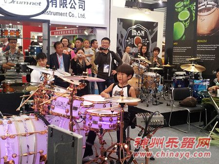 上海展少年鼓手技惊四座