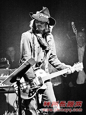 戴普玩酷吉他  变身摇滚“船长”