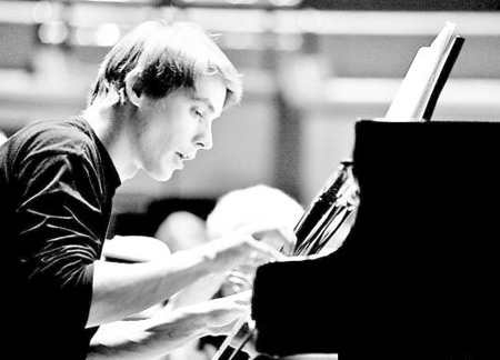 3月16日钢琴帅哥塞德利克登台大剧院