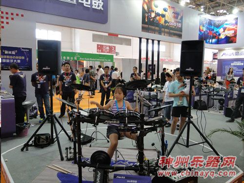 小女孩架子鼓惊艳北京乐器展