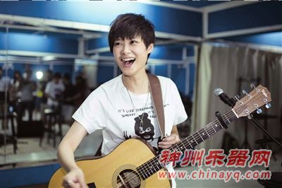 李宇春辛苦排练备巡演张靓颖举办新碟品鉴会