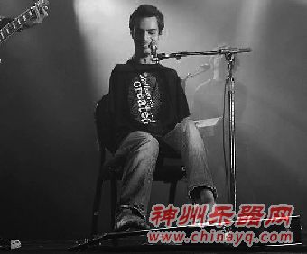 美国励志哥用脚弹奏梦想 脚弹吉他红遍网络