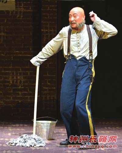 新《蝙蝠》欢乐多 华尔兹取代芭蕾佩斯即兴发挥