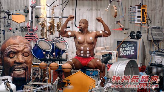 泰瑞·克鲁斯用肌肉操控20件乐器