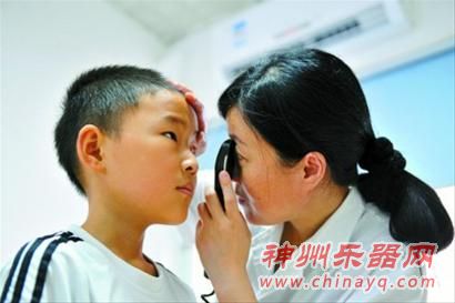 弹完钢琴学书法   五岁孩子患近视