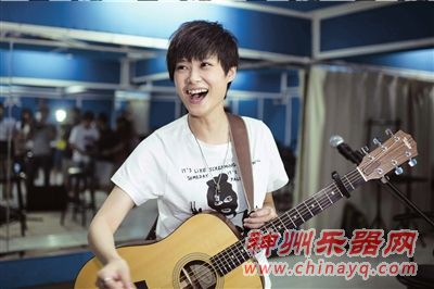 李宇春备战演唱会 自弹自唱新歌《似火年华》