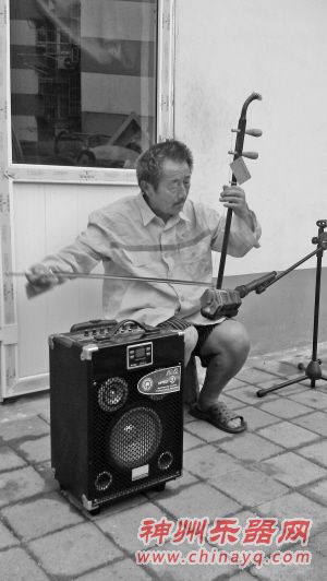 会拉二胡，会吹笛子，保洁员老薛天天在小区开演奏会