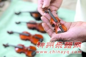 黄叔20年圆小提琴梦 祖传制漆技术中药调颜色