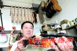 黄叔20年圆小提琴梦 祖传制漆技术中药调颜色